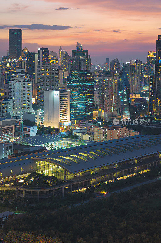 泰国曼谷CBD的ratchada高速公路和rama 9区首都makkasan的空中日落风景